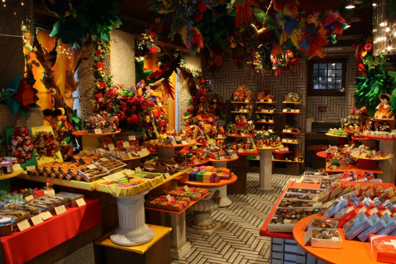 vitrine-TOUET DE L ESCARENE-min_candy_store_chocolate_shop_chocolate_switzerland-393515