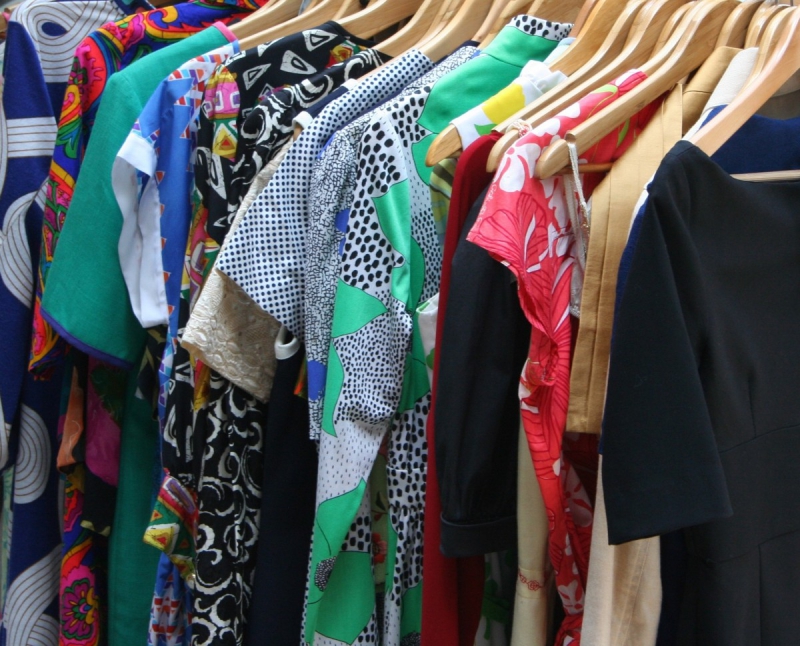 vitrine-TOUET DE L ESCARENE-min_dresses_apparel_clothing_clothes_clothes_hangers_wooden_hangers_retail_shop_closet-1149845