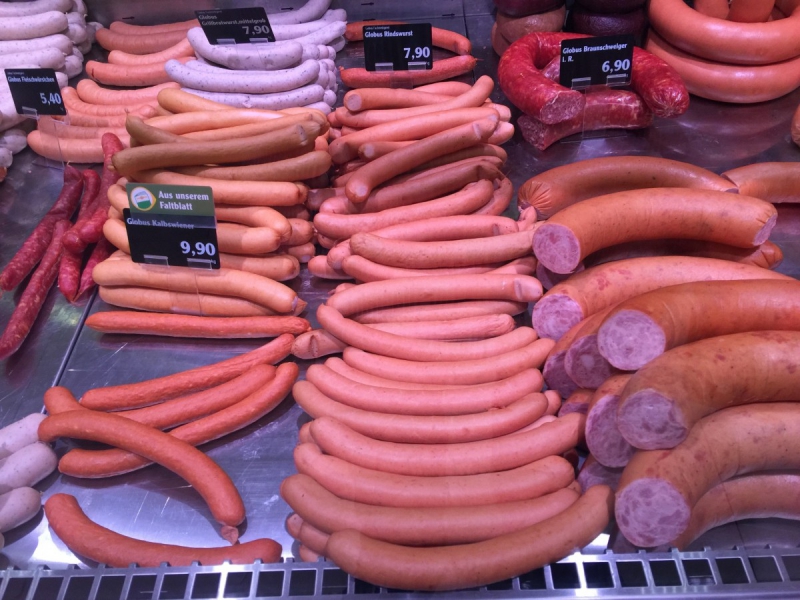 vitrine-TOUET DE L ESCARENE-min_sausages_meat_butchery-1069321