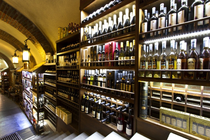 vitrine-TOUET DE L ESCARENE-min_world_street_travel_shop_canon_georgia_wine_bottles-429767